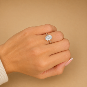 Anillo de Compromiso con Diamante Cultivado en Laboratorio de Corte Ovalado de 2 Quilates, Oro Blanco de 14k, Solitario Catedral con Halo Oculto, Certificado IGI VVS2 - Product Image 1
