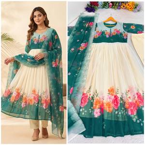 Conjunto de Vestido Georgette VASTRA COTTAGE con Mangas Bordadas a Mano, Dupatta de Seda con Estampado Digital y Pantalones, Colección para Fiestas y Bodas - Product Image 4