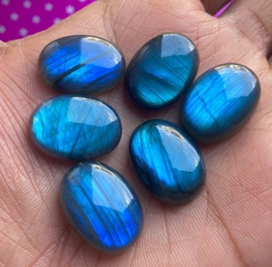 Cabochon ovale en labradorite bleue naturelle polie avec effet de changement de couleur pour la fabrication de bijoux en gros - Product Image 1