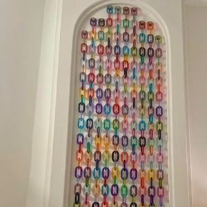 Décoration murale personnalisable en résine peinte à la main, design Art Déco écologique, maillons de chaîne de grande taille, options multicolores claires pour salon - Product Image 1