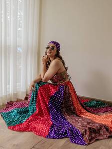 Conjunto de Vestido Largo para Mujer, Diseño Étnico para Fiestas Navratri, en Faux Georgette, con Blusa con Bordado de Espejos y Lehenga Estampada - Product Image 3