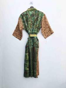 Robe kimono en soie de sari recyclée faite à la main, confortable, patchwork, paréo de plage, peignoir, imprimé floral, pour l'été et le printemps - Product Image 5