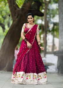 Suministro al por mayor de ropa étnica de diseñador, conjunto de lehenga listo para usar para mujeres con elegante trabajo de bordado. - Product Image 4