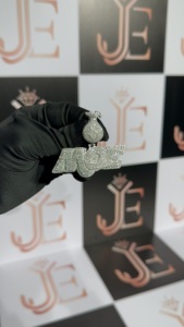 จี้ตัวอักษร MOE คอลเลคชั่นเครื่องประดับชั้นดี จี้มอสซาไนต์ประดับเพชรเต็มตัวอักษร  ทำจากเงินแท้ 925 - Product Image 5