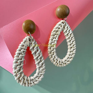 Boucles d'oreilles en rotin géométrique tressé à la main bijoux tissés à la main en rotin d'herbe colorée boucles d'oreilles créoles à la mode pour l'exportation en vrac - Product Image 4