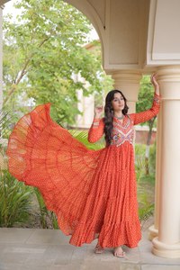 Robe longue en Faux Georgette avec de magnifiques broderies miroir, dorées, en Gota et Zari, séchage rapide, infroissable, protection solaire - Product Image 5
