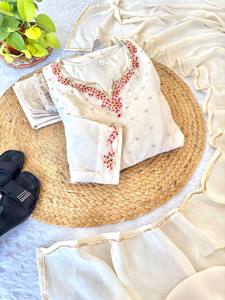 Robe Anarkali blanche en faux georgette, col en V, manches brodées, style Choli, dupatta en dentelle dorée, pour l'hiver et l'été, idéale pour les fêtes - Product Image 4