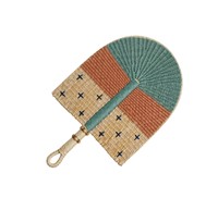Kipas anyaman rumput laut hijau sage, karat, dan krem yang berkelanjutan, kipas tangan buatan tangan dengan pola etnik untuk desain interior.