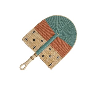Éventail artisanal en jonc de mer tressé, vert sauge, beige et rouille, motif ethnique, pour la décoration intérieure. - Product Image 2