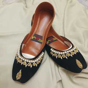 Chaussures Khussa indiennes pakistanaises Punjabi faites à la main pour femmes, plates, antidérapantes et confortables, disponibles en gros pour filles. - Product Image 1