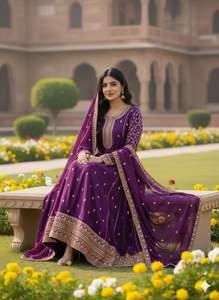 Maxi Premium importado con cuello de seda auténtica y bordado detallado con pedrería, pantalón y dupatta con adornos dorados Zari. - Product Image 2