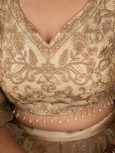 Blusa Bordada con Lentejuelas y Conjunto de Lehenga Dorado Liso - Product Image 3