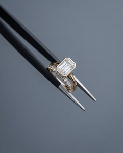 Anillo de Compromiso y Boda con Diamante Cultivado en Laboratorio, Corte Esmeralda, Certificado IGI de 2CT, con Banda de Diamantes, Oro Sólido de 14K, Conjunto Nupcial - Product Image 6