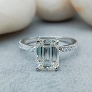 Bague de fiançailles et de mariage solitaire D'VINS JEWELS en or blanc 10K massif avec diamant VVS taille émeraude 2.0 CT certifié IGI – Collection Fine - Product Image 1