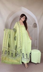 Traje de Seda Modal Pura con Estampado Ajrakh Hecho a Mano y Dupatta de Tela, Colección de Ropa Tradicional de Calidad Superior - Product Image 1