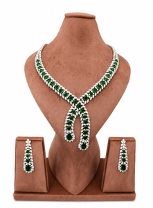 Conjunto de Collar y Pendientes de Lujo en Latón con Esmeraldas Verdes, Bañado en Rodio, con Circonita Cúbica y Borlas Cruzadas, Joyería para Boda - Product Image 1
