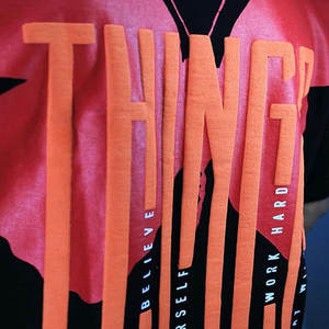 เสื้อยืดผู้ชายทรงหลวมคุณภาพสูง พิมพ์ลายสกรีนบนผ้าฝ้าย 100% ด้านหลังเรียบ พร้อมโลโก้สั่งทำ - Product Image 3