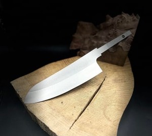Cuchillo de Chef Santoku Hecho a Mano con Hoja de Punta Recta, Construcción de Acero Inoxidable, Mango de Acero Inoxidable - Product Image 6