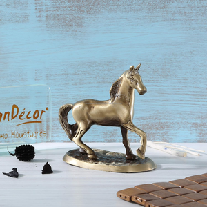 Figura Decorativa de Caballo en Latón Antiguo Pulido Dorado para Oficina y Sala de Estar - Product Image 1