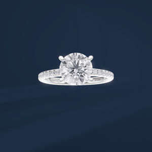 Anillo de Compromiso de Platino PT950 para Mujer con Diamante de Corte Brillante Redondo y Diamantes Laterales, Certificado IGI, Color D, Estilo Clásico - Product Image 2