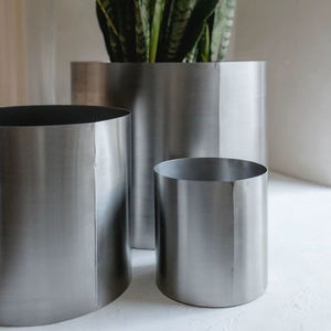 Macetero de Metal Estilo Industrial para Decoración de Apartamentos Contemporáneos y Arreglos Florales Interiores Resistentes y Estables - Product Image 1