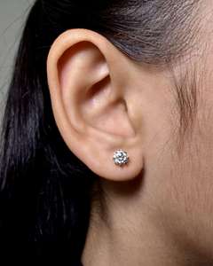 Clous d'oreilles de luxe en or 10K avec diamants de laboratoire ronds brillants taillés à la main, certifiés IGI - Product Image 1