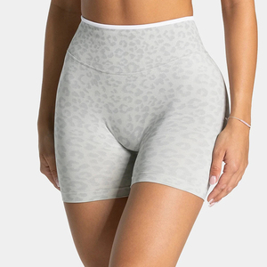 Shorts de yoga sans couture pour femmes, imprimé léopard, effet froncé aux fesses, pour la gym, l'entraînement, le fitness, et shorts de sport taille haute blancs - Product Image 6