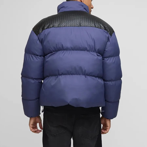 Blouson matelassé bleu premium pour homme avec empiècements sur les épaules, col montant zippé, manteau d'hiver style streetwear, vêtement d'extérieur isolé - Product Image 2