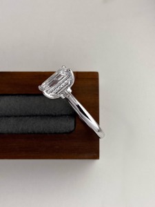 แหวนเพชรทรงเอเมอรัลด์ 3 กะรัต เพาะเลี้ยงในห้องปฏิบัติการ รับรองโดย IGI สี D ความสะอาด VVS1 ทองคำขาว 14K แหวนหมั้นประดับเพชรด้านข้าง - Product Image 3