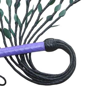Flogger en cuir véritable fait main avec poignée équilibrée et lanières lisses pour débutants et joueurs confirmés - Product Image 4