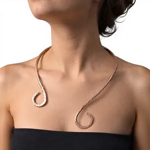 Collar de Cobre Hecho a Mano de Lujo con Diseño de Espiral, Personalizado, en Tono Dorado, Regalo Promocional Novedoso para el Día del Padre y Navidad - Product Image 1