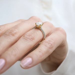 แหวนมอสซาไนต์ทรงเอเมอรัลด์น้ำหนัก 3.45 กะรัต ดีไซน์สวยงาม วงแหวนทองคำ 14K สีเหลือง แบบ Cathedral Band ประดับเพชรแบบ Hidden Halo Pave Bridge สำหรับแหวนหมั้น - Product Image 1