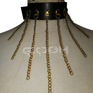 Collier ras du cou en similicuir noir avec chaînes dorées drapées |   Harnais de corps gothique punk - Product Image 3