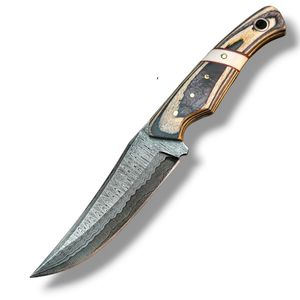 Couteaux à lame fixe personnalisés en damas avec bord incurvé et tranchant, manche noir avec extrémité en bois et trou pour cordon, pour la chasse et le camping - Product Image 1