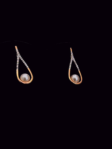 Elegantes pendientes de perlas en forma de lágrima con diamantes brillantes creados en laboratorio en plata de ley o oro macizo, un accesorio elegante y atemporal. - Product Image 2