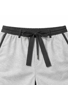 Conjunto de camiseta sin mangas y pantalones cortos para hombre, color gris claro, informal, de verano, de algodón, con ribete negro y cordón ajustable, de dos piezas. - Product Image 5