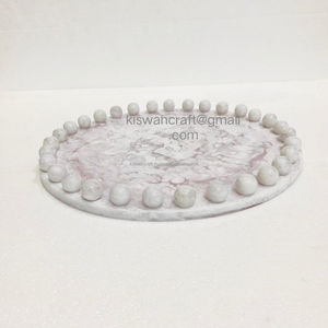 Plateau rond en résine de luxe pour mariage, écologique, durable, fait à la main, plateau de service avec bordure perlée pour la décoration de la maison et de l'hôtel - Product Image 2