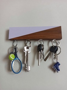 Sencillo gancho de madera para organizar llaves de coche, bicicleta y oficina de forma ordenada y para guardar accesorios ligeros como diademas y pinzas para el cabello. - Product Image 4