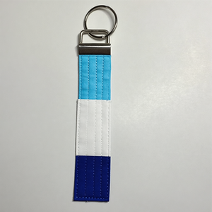 Llavero de tela con bloques de color azul, blanco y verde azulado, estilo cinturón de artes marciales, accesorio deportivo - Product Image 1