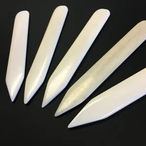 Plioir artisanal en os de buffle naturel poli, outil de pliage de papier pour la reliure, le travail du cuir, l'origami et le pliage du papier - Product Image 1