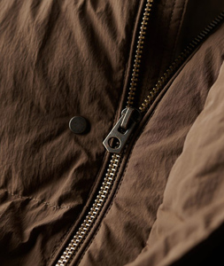 Chaqueta acolchada premium personalizada para hombre para invierno, ropa de exterior premium para hombre, a prueba de viento, con cierre de cremallera y bolsillos laterales, abrigo para hombre - Product Image 3