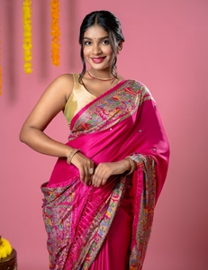 Sari en crêpe de soie rose traditionnel KV imprimé avec un chemisier non cousu pour les occasions de fête - Product Image 4