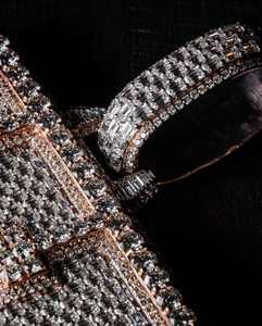 Colgante JH de Plata de Ley 925 con Moissanita VVS1, Diseño Mosaico de Letras y Números Personalizados, Estilo Hiphop Moderno y Elegante, con Incrustaciones y Diseño Grueso en Capas - Product Image 1