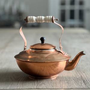 กาน้ำชาทองแดงตีลายทำมือ พร้อมด้ามจับไม้ลายดอกไม้ตกแต่ง สวยงามหรูหราแบบดั้งเดิม เหมาะสำหรับใช้ในครัวและเป็นของขวัญ - Product Image 2