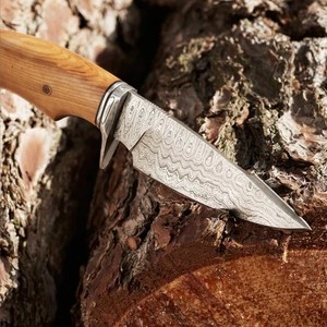 Cuchillo de Camping Hecho a Mano con Hoja Recta de Acero de Damasco, Mango de Madera de Olivo y Funda de Cuero - Product Image 3