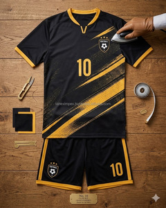 Nouvel ensemble de maillot de football court personnalisé noir et or pour hommes, uniforme par sublimation, col en V, poches latérales, respirant, séchage rapide, maille 100% - Product Image 5