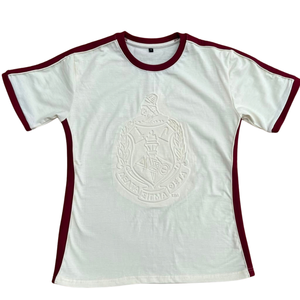 Camiseta Personalizada con Letras Griegas para Mujer, Cuello Redondo, Escudo en Relieve DST, Corte Ajustado, 100% Algodón Ecológico y Transpirable - Product Image 1