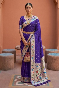 Sari en soie violette avec broderies florales et motifs de paon, tenue de mariage indienne traditionnelle pour femmes - Product Image 3