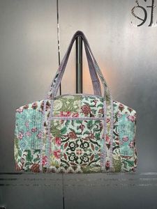 Bolsa de Viaje Grande de Algodón Acolchado Hecha a Mano con Diseño Estampado en Bloque, Bolsa de Mano para Mujer - Product Image 4