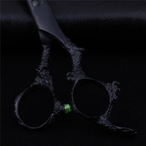 Ciseaux de coiffure professionnels noirs avec poignée ergonomique pour salon – Outils de modelage pour coiffeur et barbier - Product Image 4